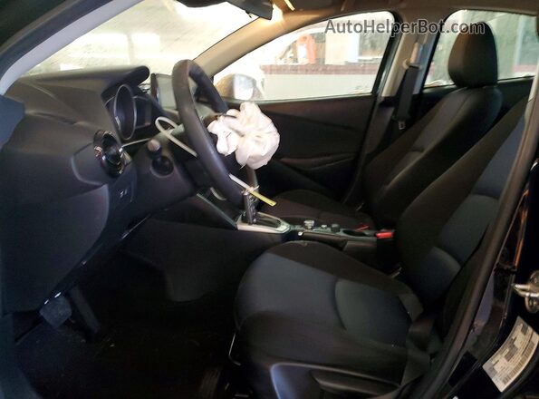 3MYDLBYV2LY711618 2020 TOYOTA YARIS Черный Вид салона спереди