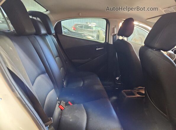 3MYDLBYV3HY152300 2017 TOYOTA YARIS Белый Вид задних сидений
