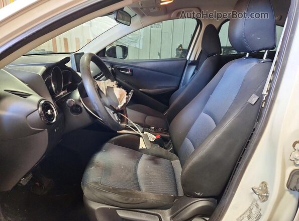 3MYDLBYV3HY152300 2017 TOYOTA YARIS Белый Вид салона спереди