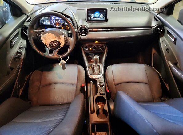 3MYDLBYV3HY152300 2017 TOYOTA YARIS Белый Вид панели приборов