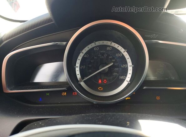 3MYDLBYV3JY330177 2018 TOYOTA YARIS Белый Вид щитка приборов