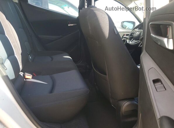 3MYDLBYV3JY330177 2018 TOYOTA YARIS Белый Вид задних сидений