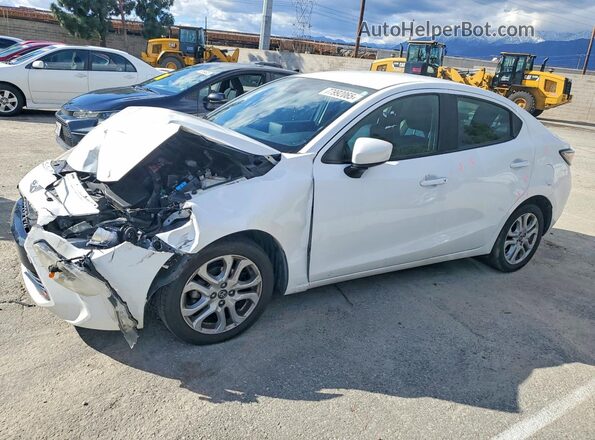 3MYDLBYV3JY330177 2018 TOYOTA YARIS Белый Передняя левая четверть
