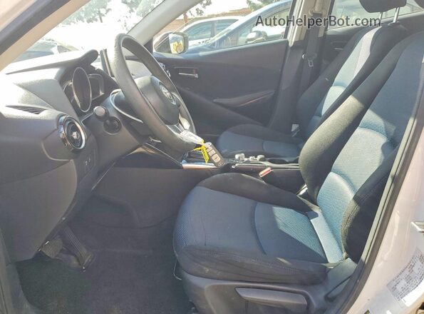 3MYDLBYV3JY330177 2018 TOYOTA YARIS Белый Вид салона спереди