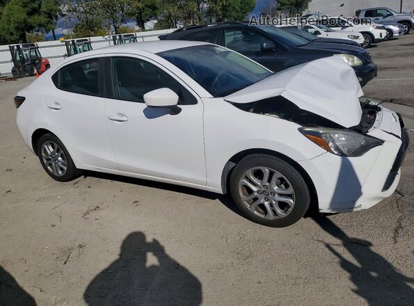 3MYDLBYV3JY330177 2018 TOYOTA YARIS Белый Передняя правая четверть