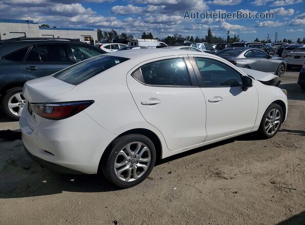 3MYDLBYV3JY330177 2018 TOYOTA YARIS Белый Задняя правая четверть
