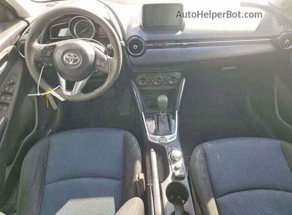 3MYDLBYV3JY330177 2018 TOYOTA YARIS Белый Вид панели приборов