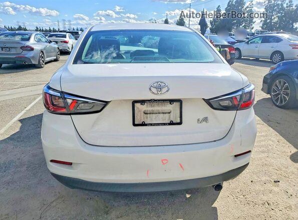 3MYDLBYV3JY330177 2018 TOYOTA YARIS Белый Вид сзади