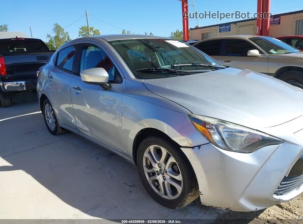 3MYDLBYV4JY300086 2018 TOYOTA YARIS IA Серебряный Вид спереди