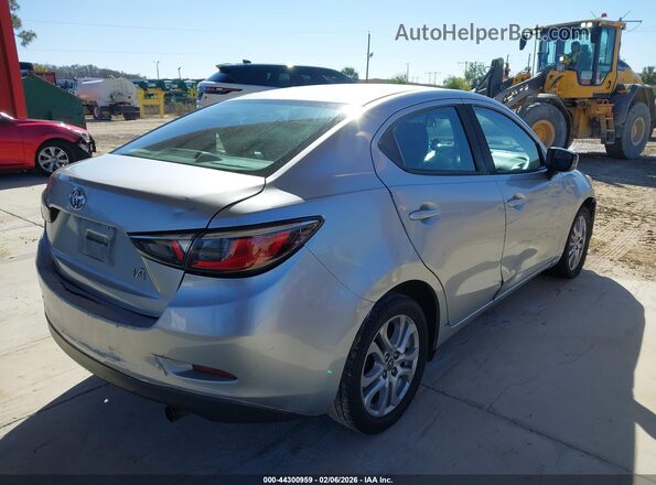 3MYDLBYV4JY300086 2018 TOYOTA YARIS IA Серебряный Задняя правая четверть
