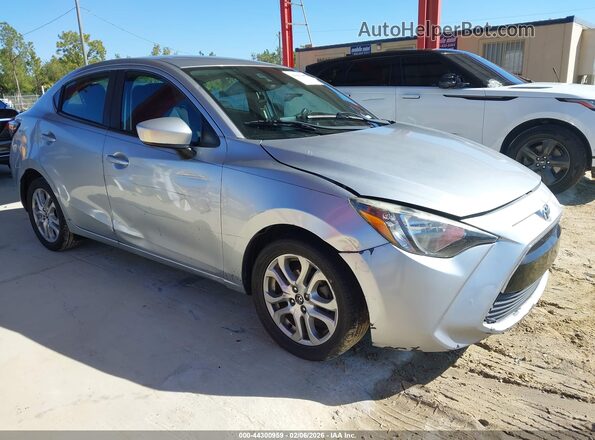 3MYDLBYV4JY300086 2018 TOYOTA YARIS IA Серебряный Передняя правая четверть