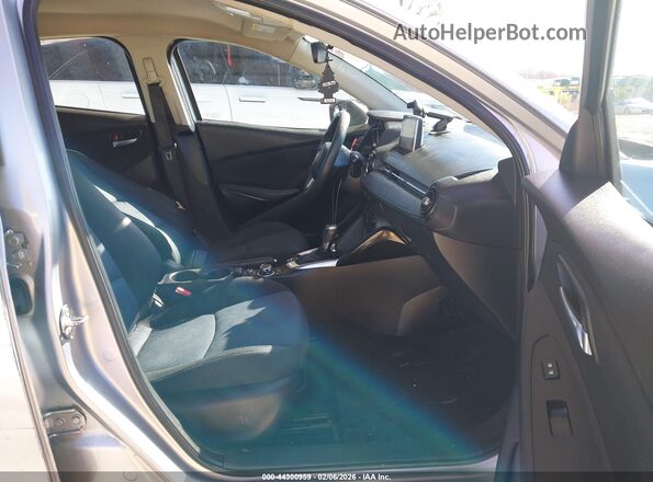 3MYDLBYV4JY300086 2018 TOYOTA YARIS IA Серебряный Вид салона спереди