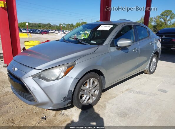 3MYDLBYV4JY300086 2018 TOYOTA YARIS IA Серебряный Передняя левая четверть