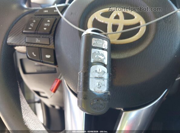 3MYDLBYV4JY300086 2018 TOYOTA YARIS IA Серебряный Вид панели приборов