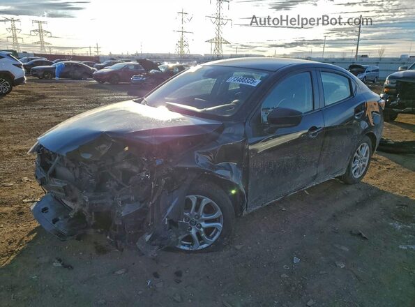 3MYDLBYV4JY328874 2018 TOYOTA YARIS Черный Передняя левая четверть