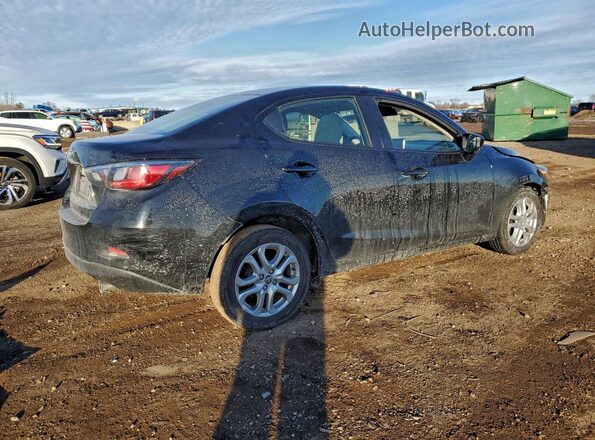 3MYDLBYV4JY328874 2018 TOYOTA YARIS Черный Задняя правая четверть