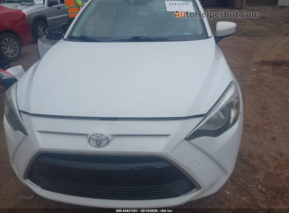 3MYDLBYV4JY333024 2018 TOYOTA YARIS IA Белый Вид щитка приборов
