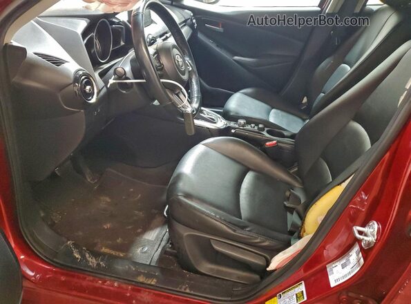 3MYDLBYV4KY510799 2019 TOYOTA YARIS Красный Вид салона спереди