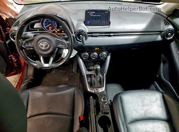 3MYDLBYV4KY510799 2019 TOYOTA YARIS Красный Вид панели приборов