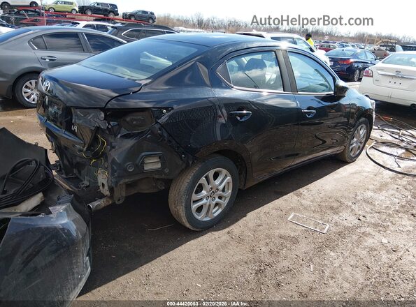 3MYDLBYV5JY317110 2018 TOYOTA YARIS IA Черный Задняя правая четверть