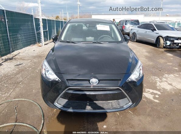 3MYDLBYV5JY317110 2018 TOYOTA YARIS IA Черный Вид задней части салона