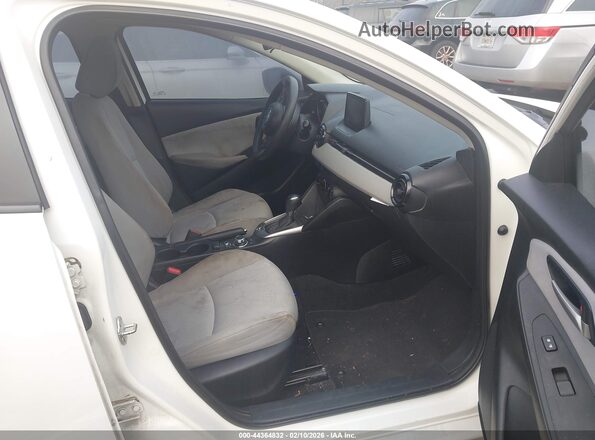 3MYDLBYV5KY501433 2019 TOYOTA YARIS Белый Вид салона спереди