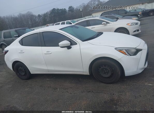 3MYDLBYV5KY501433 2019 TOYOTA YARIS Белый Вид задней части салона