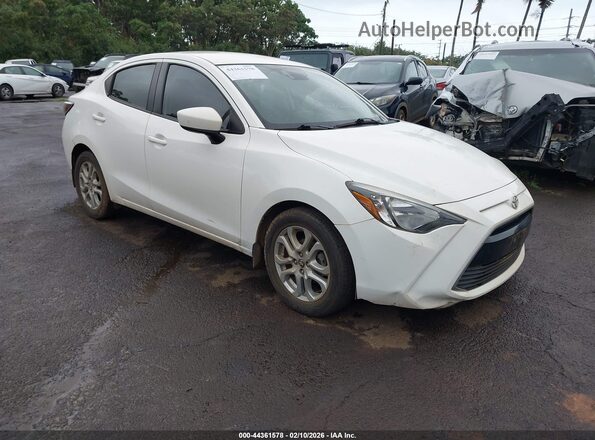 3MYDLBYV6HY155188 2017 TOYOTA YARIS IA White Delantero derecho