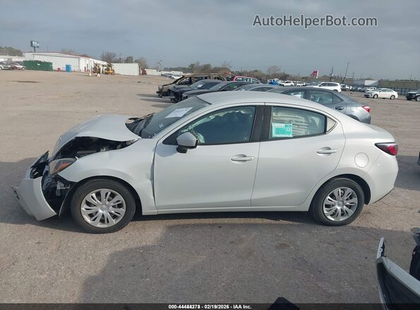 3MYDLBYV6KY500985 2019 TOYOTA YARIS Gray Widok wnętrza z tyłu