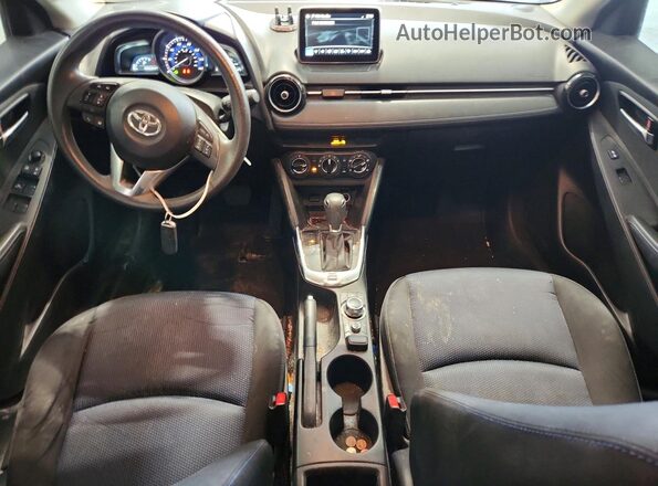 3MYDLBYV7HY188460 2017 TOYOTA YARIS Серый Вид панели приборов