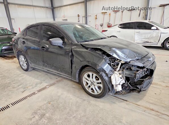 3MYDLBYV7HY188460 2017 TOYOTA YARIS Серый Передняя правая четверть