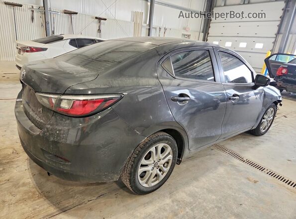 3MYDLBYV7HY188460 2017 TOYOTA YARIS Серый Задняя правая четверть