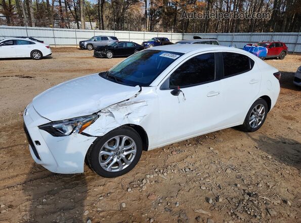 3MYDLBYV8JY323306 2018 TOYOTA YARIS Белый Передняя левая четверть