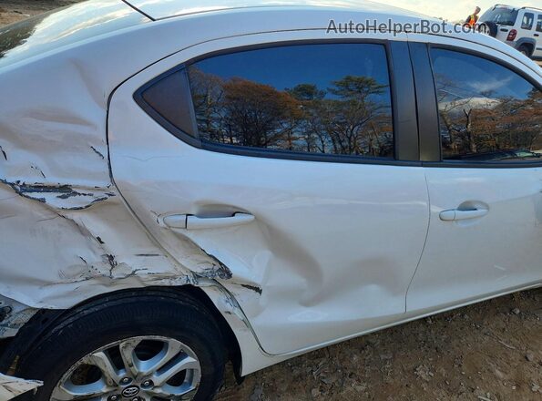 3MYDLBYV8JY323306 2018 TOYOTA YARIS Белый Вид задних сидений