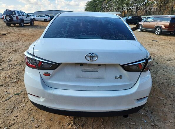 3MYDLBYV8JY323306 2018 TOYOTA YARIS Белый Вид сзади