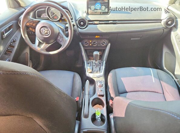 3MYDLBYV8JY323306 2018 TOYOTA YARIS Белый Вид панели приборов