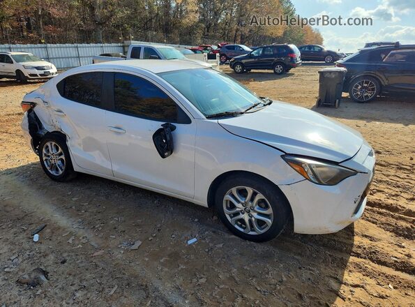 3MYDLBYV8JY323306 2018 TOYOTA YARIS Белый Передняя правая четверть