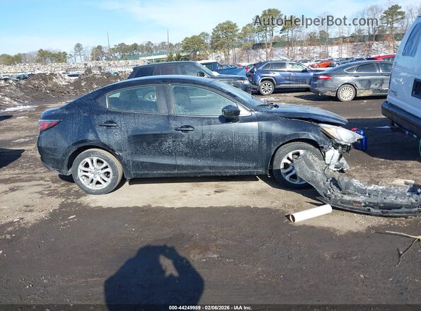 3MYDLBYV9HY149465 2017 TOYOTA YARIS IA Black Вид задньої частини салону