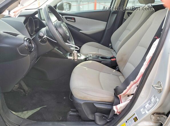 3MYDLBYV9KY500494 2019 TOYOTA YARIS Silver Vista interior delantera
