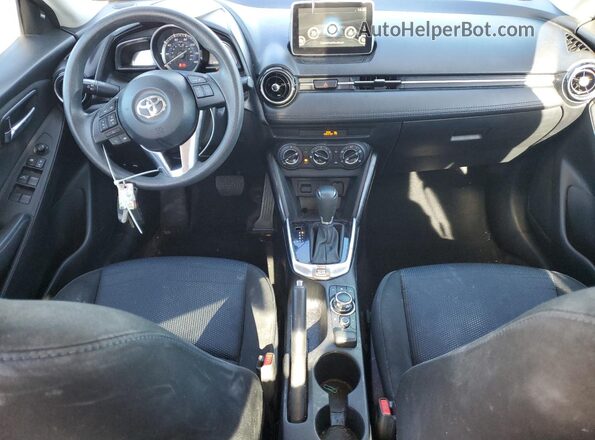 3MYDLBYVXHY193183 2017 TOYOTA YARIS Синий Вид панели приборов