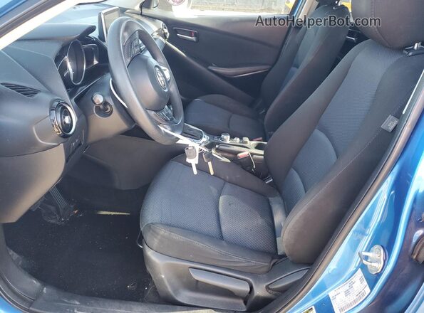 3MYDLBYVXHY193183 2017 TOYOTA YARIS Синий Вид салона спереди