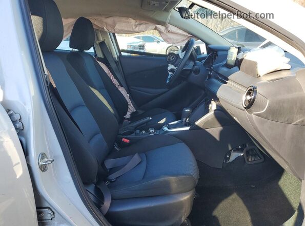 3MYDLBYVXLY715612 2020 TOYOTA YARIS Серебряный Вид салона спереди