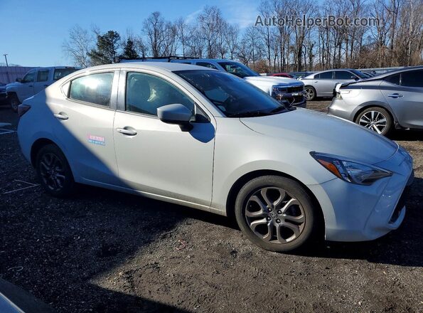 3MYDLBYVXLY715612 2020 TOYOTA YARIS Серебряный Передняя правая четверть