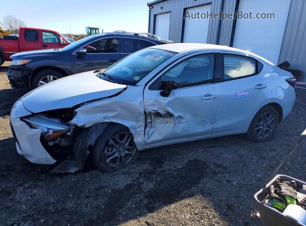 3MYDLBYVXLY715612 2020 TOYOTA YARIS Серебряный Передняя левая четверть