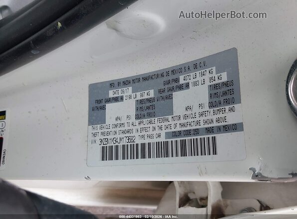 3MZBN1M34JM173682 2018 MAZDA 3 White Вид підкапотного простору