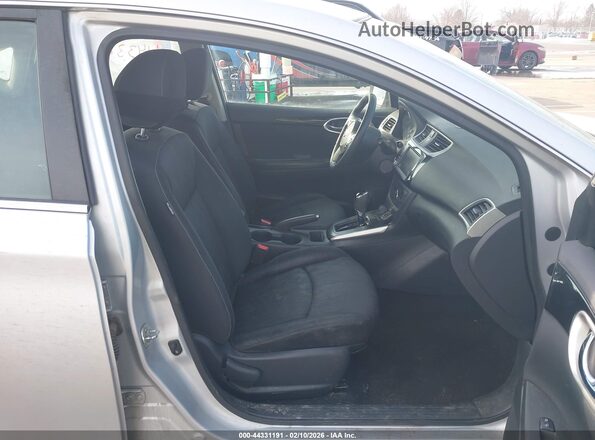 3N1AB7AP9KY262288 2019 NISSAN SENTRA Серебряный Вид салона спереди