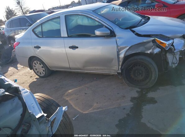 3N1CN7AP5JL857845 2018 NISSAN VERSA Серебряный Вид задней части салона
