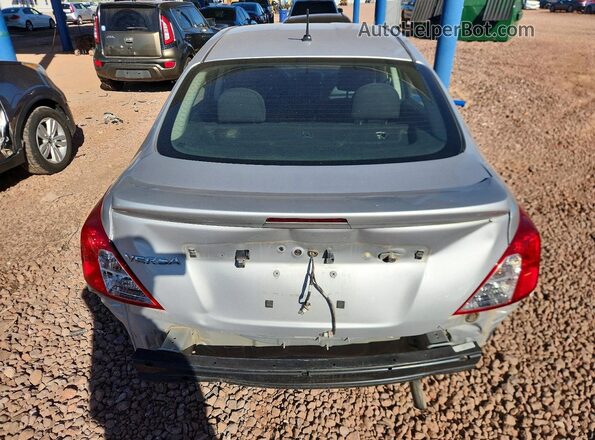 3N1CN7AP7KL820653 2019 NISSAN VERSA Silver Widok z tyłu