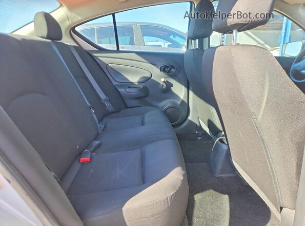 3N1CN7AP7KL820653 2019 NISSAN VERSA Silver Widok tylnych siedzeń