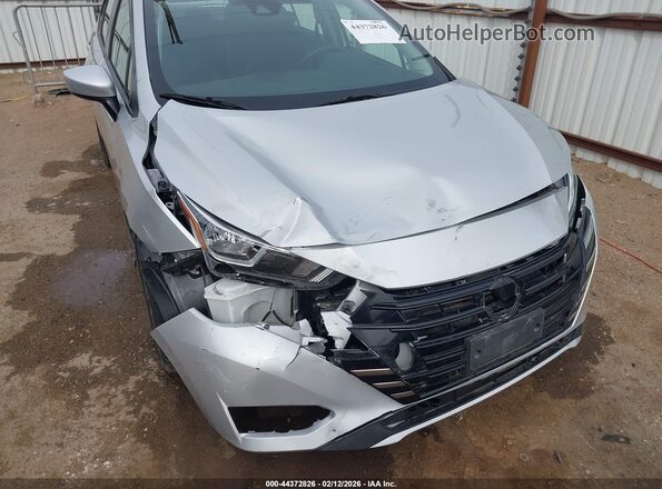 3N1CN8EV5PL856010 2023 NISSAN VERSA Серебряный Вид спереди
